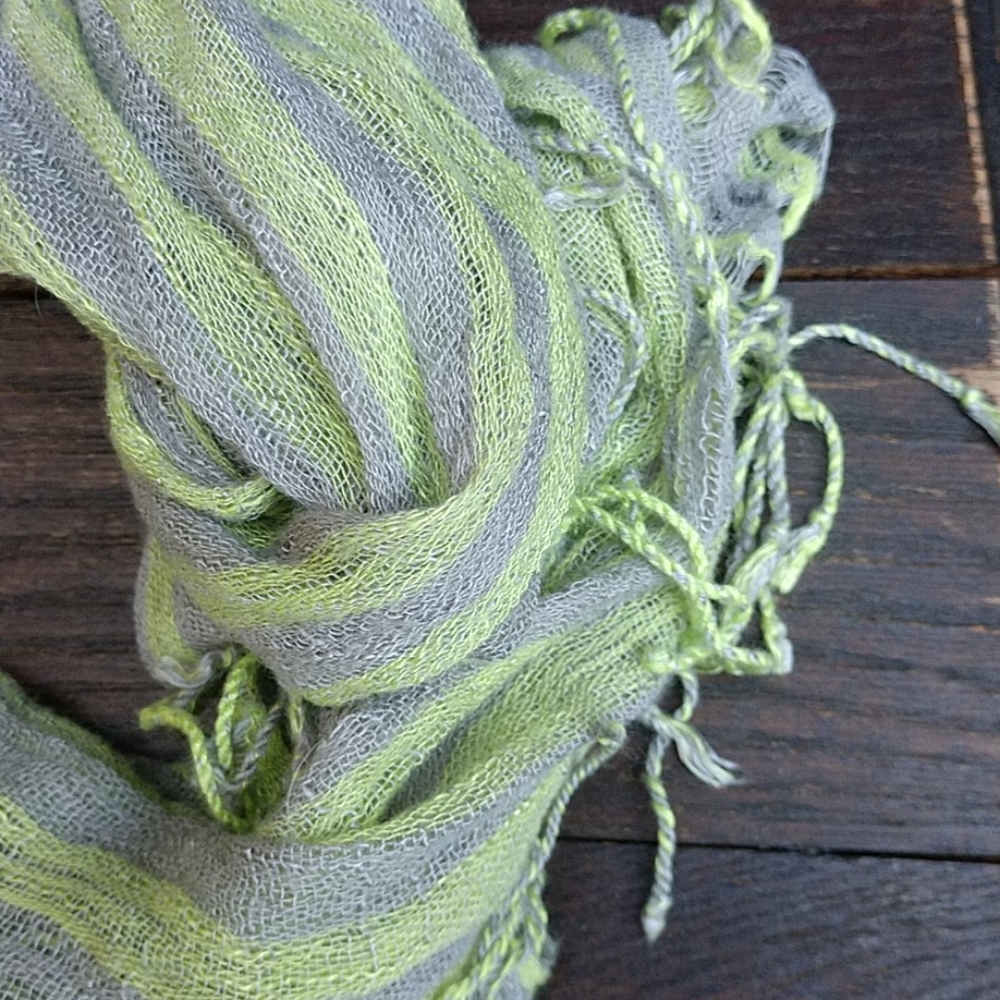 Gorgeous lightweight scarf - Picture 2 of 2